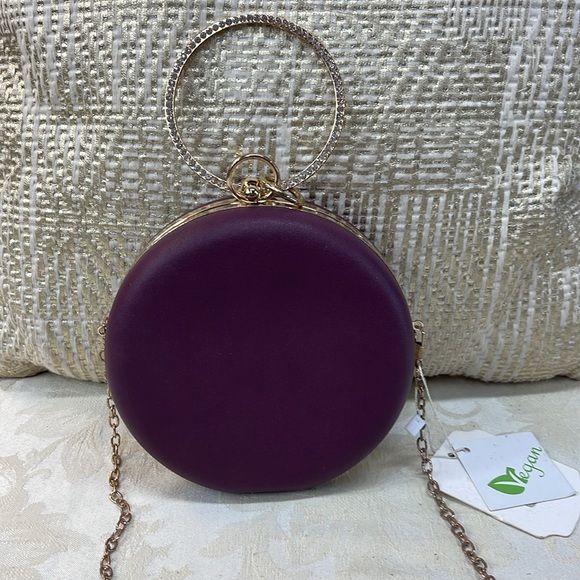 Round Grape colored Crossbody clutch with strap - Picture 4 of 8